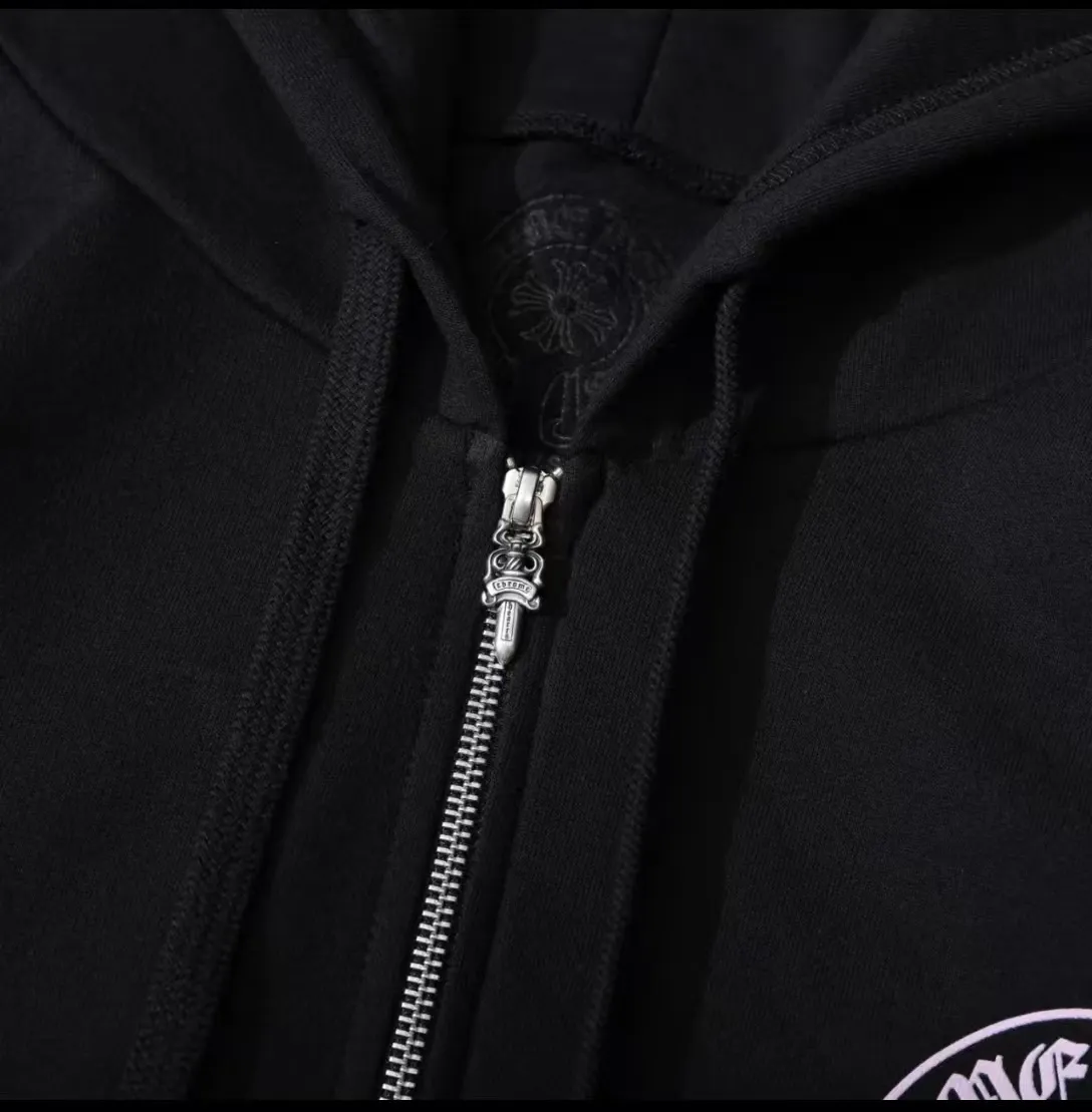 Q33—P230 -Chrome Hearts/Chrome Hearts printed zipper sweatshirt cardigan jacket -420 grams of high-density, high-quality wool, soft, delicate and skin-friendly, soft and silky to the touch, warm and skin-friendly -The hardware and zipper accessories are all customized and full of details -Colour: black -Size: S M L XL